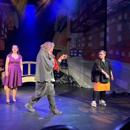 Szene aus der neuen Produktion im Urania-Theater