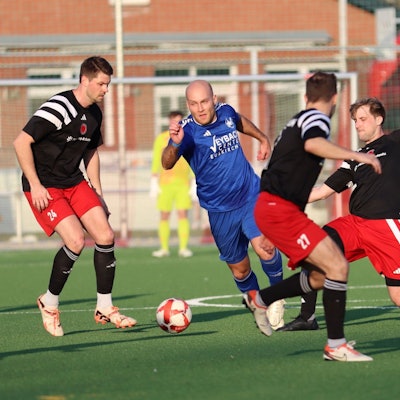 Felix Kortholt, der es hier mit drei Lommersumer Spielern aufnimmt, erzielte zwei Tore und holte den Freistoß, der zum 4:2 führte, heraus.