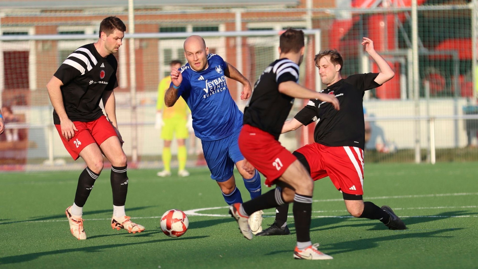 Felix Kortholt, der es hier mit drei Lommersumer Spielern aufnimmt, erzielte zwei Tore und holte den Freistoß, der zum 4:2 führte, heraus.