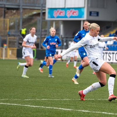 16.02.2025, xhfmx, Fussball Google Pixel Frauen-Bundesliga, TSG Hoffenheim Frauen - Bayer 04 Leverkusen v.l. Cornelia Kramer Bayer 04 Leverkusen Frauen bringt eine Flanke in den Strafraum der TSG. DFL/DFB REGULATIONS PROHIBIT ANY USE OF PHOTOGRAPHS as IMAGE SEQUENCES and/or QUASI-VIDEO Hoffenheim *** 16 02 2025, xhfmx, Soccer Google Pixel Women Bundesliga, TSG Hoffenheim Women Bayer 04 Leverkusen v l Cornelia Kramer Bayer 04 Leverkusen Women delivers a cross into the TSG penalty area DFL DFB REGULATIONS PROHIBIT ANY USE OF PHOTOGRAPHS as IMAGE SEQUENCES and or QUASI VIDEO Hoffenheim