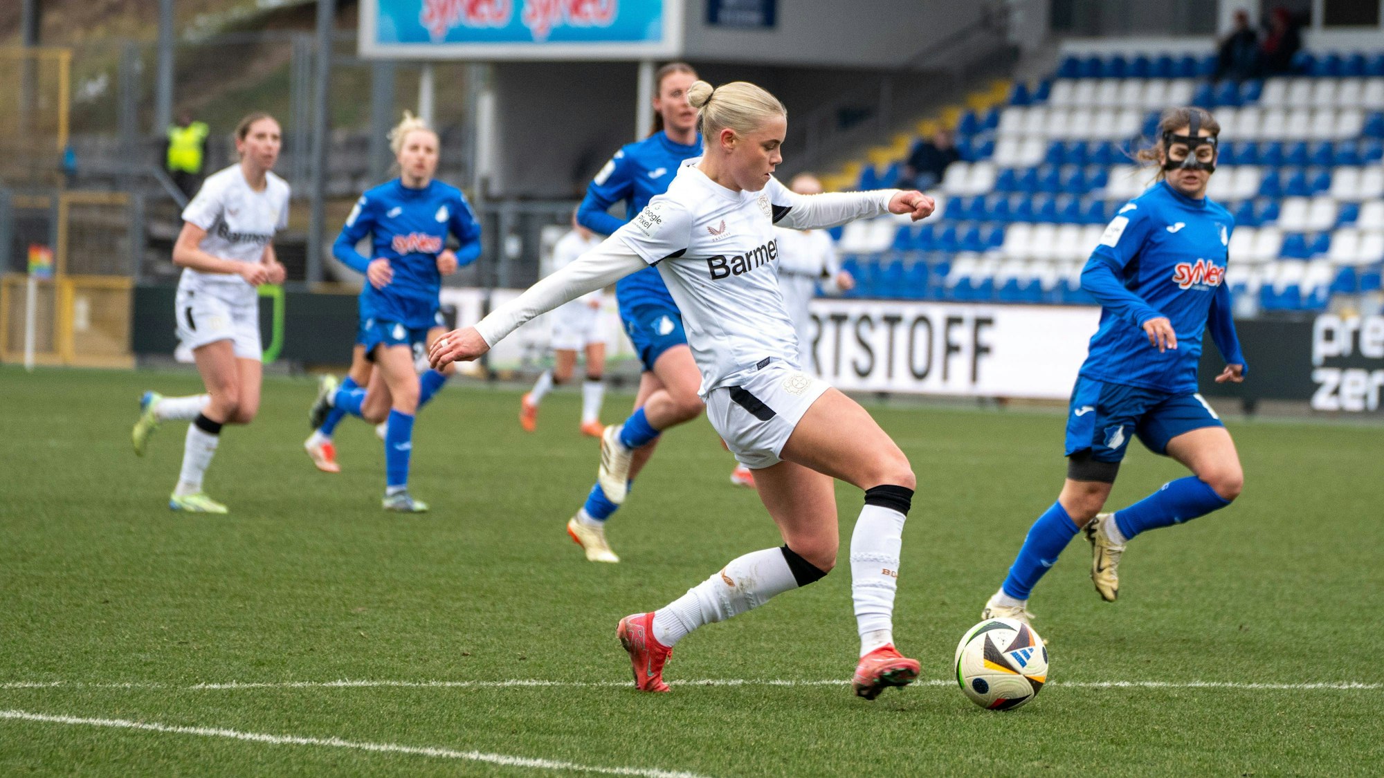 16.02.2025, xhfmx, Fussball Google Pixel Frauen-Bundesliga, TSG Hoffenheim Frauen - Bayer 04 Leverkusen v.l. Cornelia Kramer Bayer 04 Leverkusen Frauen bringt eine Flanke in den Strafraum der TSG. DFL/DFB REGULATIONS PROHIBIT ANY USE OF PHOTOGRAPHS as IMAGE SEQUENCES and/or QUASI-VIDEO Hoffenheim *** 16 02 2025, xhfmx, Soccer Google Pixel Women Bundesliga, TSG Hoffenheim Women Bayer 04 Leverkusen v l Cornelia Kramer Bayer 04 Leverkusen Women delivers a cross into the TSG penalty area DFL DFB REGULATIONS PROHIBIT ANY USE OF PHOTOGRAPHS as IMAGE SEQUENCES and or QUASI VIDEO Hoffenheim