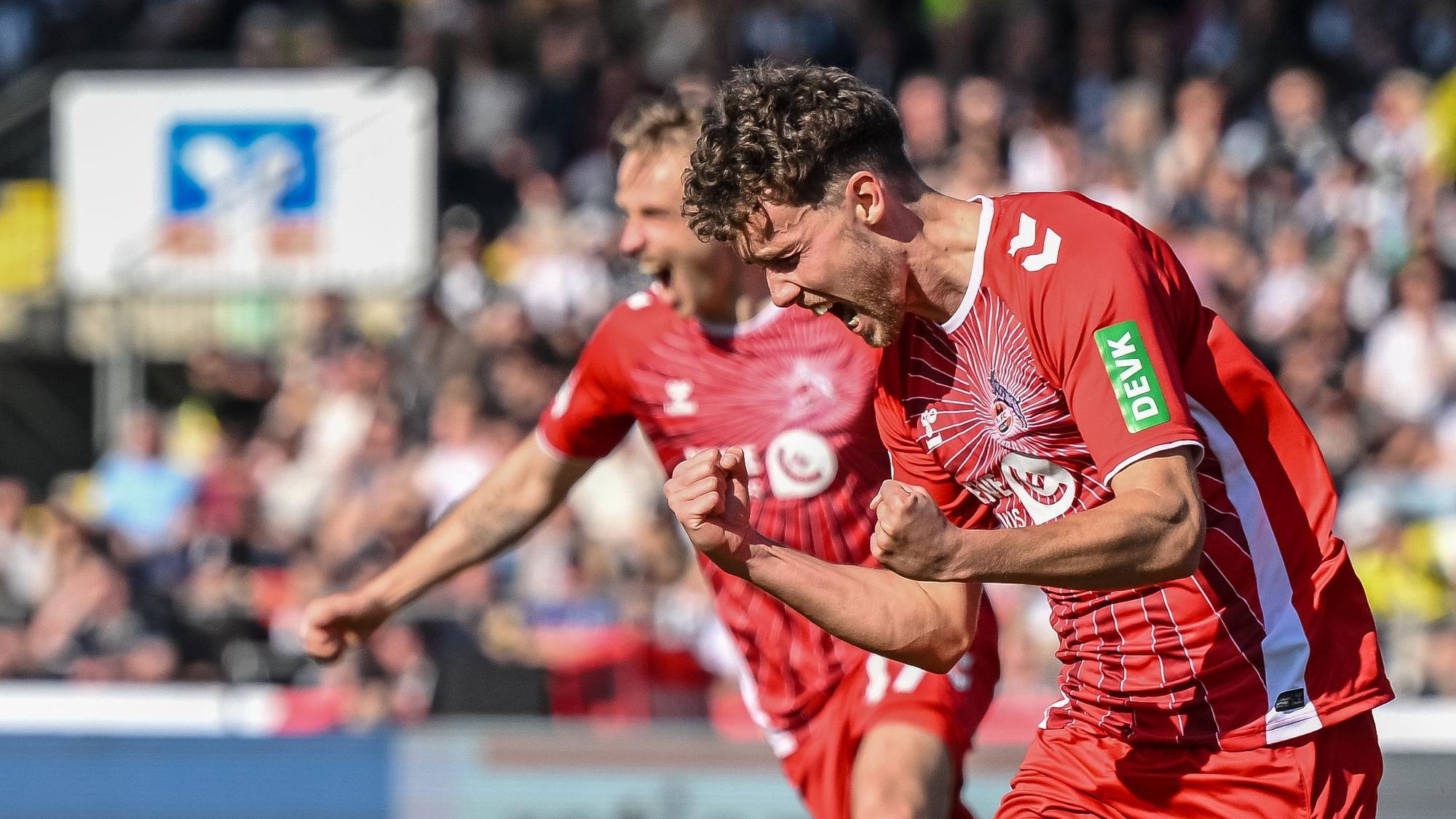 Kölns Luca Waldschmidt bejubelt seinen späten Treffer zum 1:0-Sieg in Ulm, der den FC zurück auf die Aufstiegsplätze beförderte.