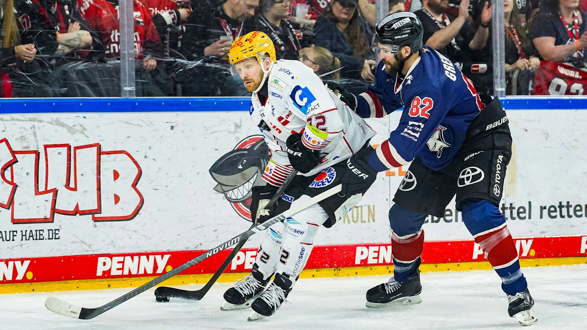Eishockey Penny-DEL 52. Spieltag Kölner Haie - Pinguins Bremerhaven am 07.03.2025 in der Lanxess Arena in Köln Phillip Bruggisser Bremerhaven , links - Alexandre Grenier Köln , rechts Gemäß den Vorgaben der DEL Deutsche Eishockey Liga ist die Publikation und Weiterverwertung der Aufnahmen in elektronischen Medien und Endgeräten aller Art während des laufenden Spiels nicht zulässig. *** Ice Hockey Penny DEL 52 Matchday Kölner Haie Pinguins Bremerhaven on 07 03 2025 at the Lanxess Arena in Cologne Phillip Bruggisser Bremerhaven , left Alexandre Grenier Köln , right According to the regulations of the DEL German Ice Hockey League, the publication and further utilization of the recordings in electronic media and end devices of all kinds during the ongoing game is not permitted xDMx