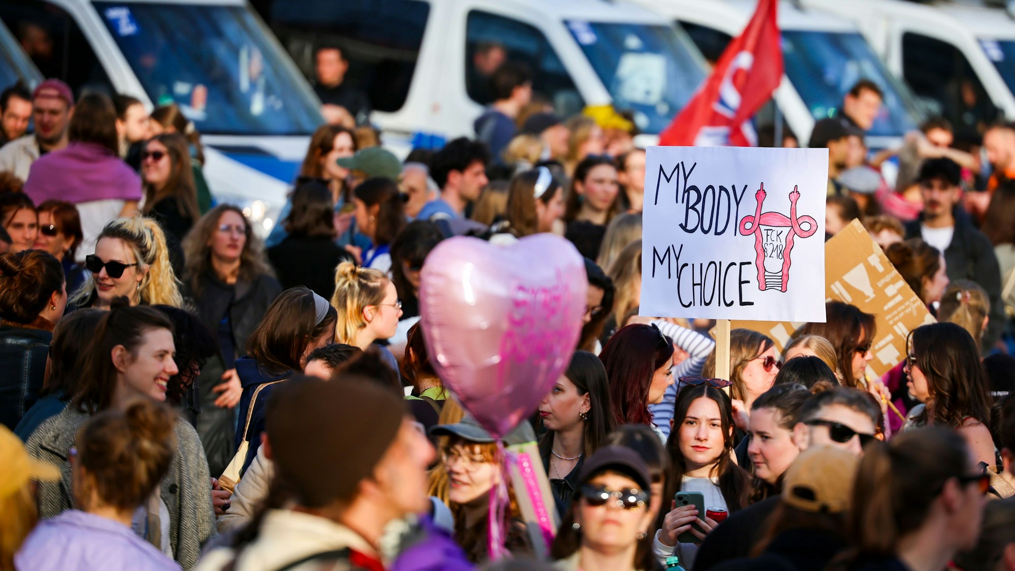 Bei der Demo zum Internationalen Frauentag zeigt eine Teilnehmerin ein Schild mit der Aufschrift ‚My body my choice‘.