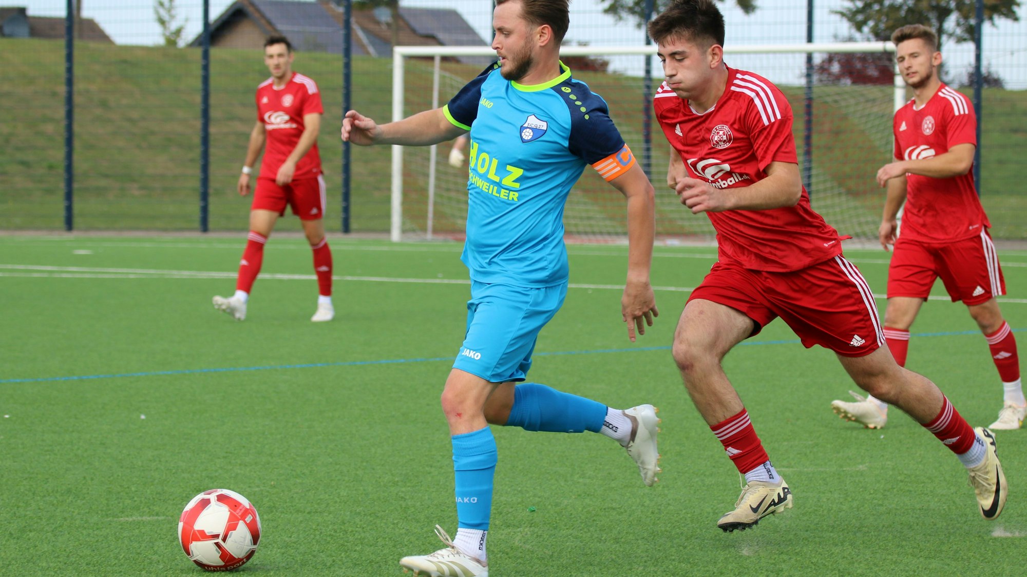 Mit aufgeblasenen Backen läuft ein Zülpicher Spieler einem Gegner hinterher.