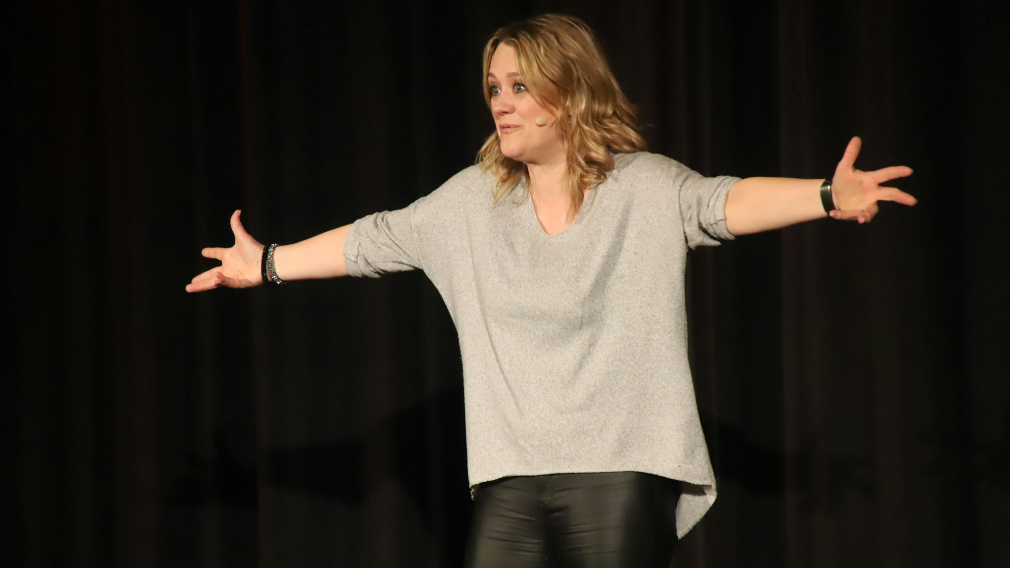 Schauspielerin und Komikerin Lisa Feller war zum vierten Mal auf der Bühne des Hennefer Kur-Theaters zu sehen.