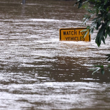 Die Straße ist überflutet. Der als Zyklon auf Australiens Ostküste zugesteuerte Sturm „Alfred“ hat an Stärke verloren und ist zu einem tropischen Tiefdruckgebiet herabgestuft worden.