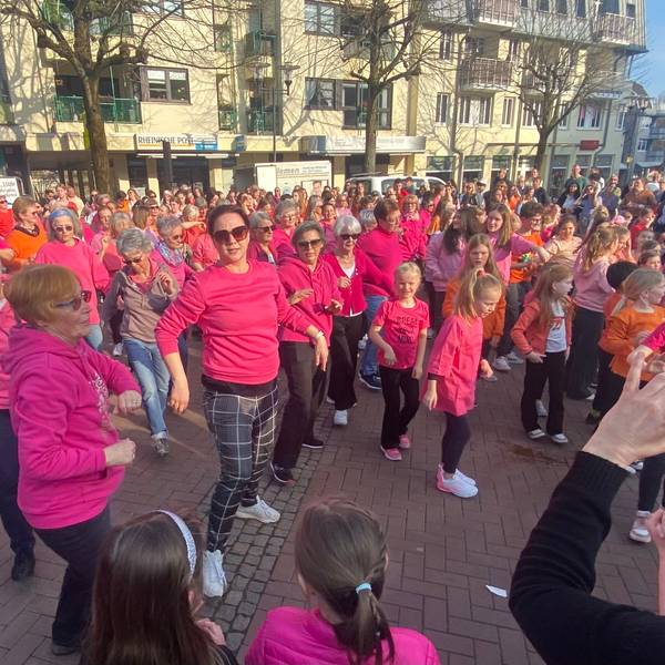 Zur Tanzdemo im Rahmen von „One Billione Rising“ kamen viele Menschen ins Brückerfeld nach Leichlingen.