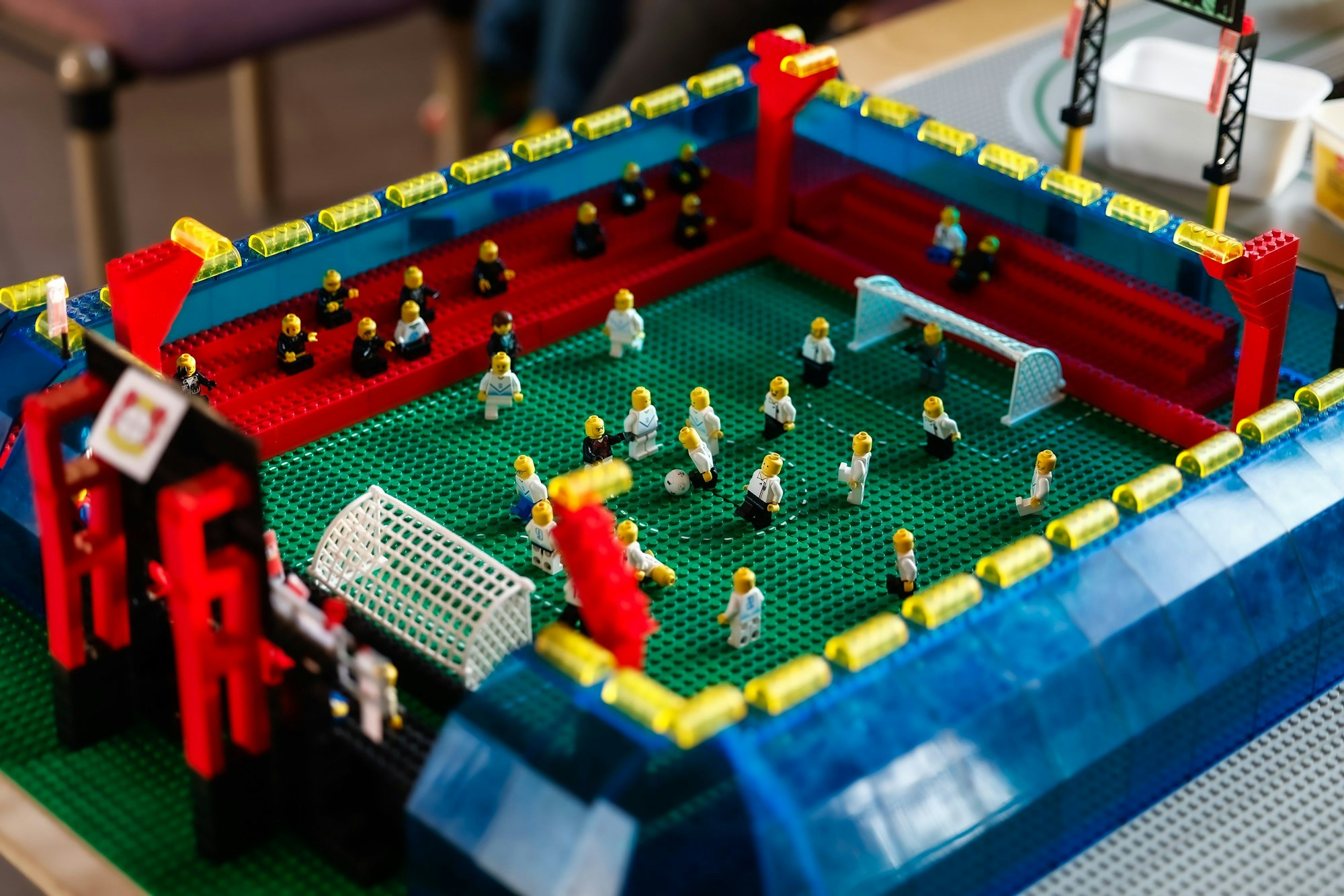 Natürlich gehört auch ein Fußballstadion in die Legostadt.