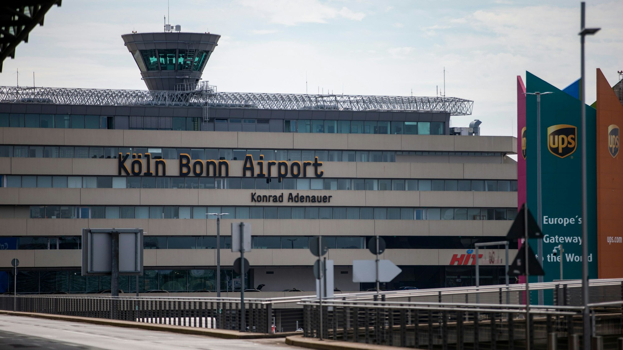 ARCHIV - 19.07.2024, Nordrhein-Westfalen, Köln: Blick auf den Flughafen Köln Bonn. Der Flughafen in Köln meldet ebenfalls Probleme aufgrund einer weltweiten technischen Störung. (zu dpa: «Flugzahlen auch 2024 noch unter Vor-Corona-Niveau») Foto: Thomas Banneyer/dpa +++ dpa-Bildfunk +++