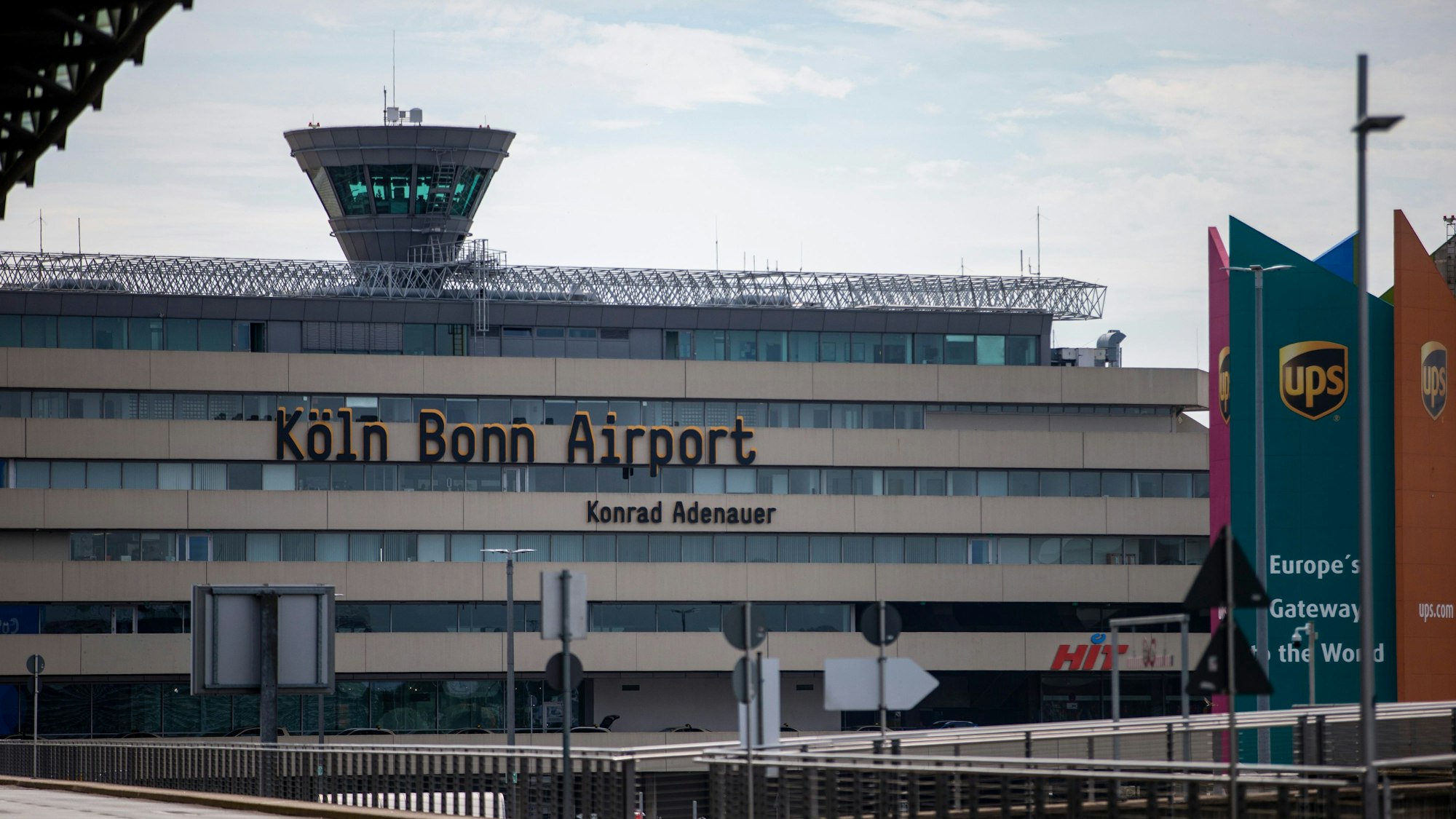 Blick auf den Flughafen Köln/Bonn (Archivbild): Auch hier werden immer wieder Drohnen gesichtet.