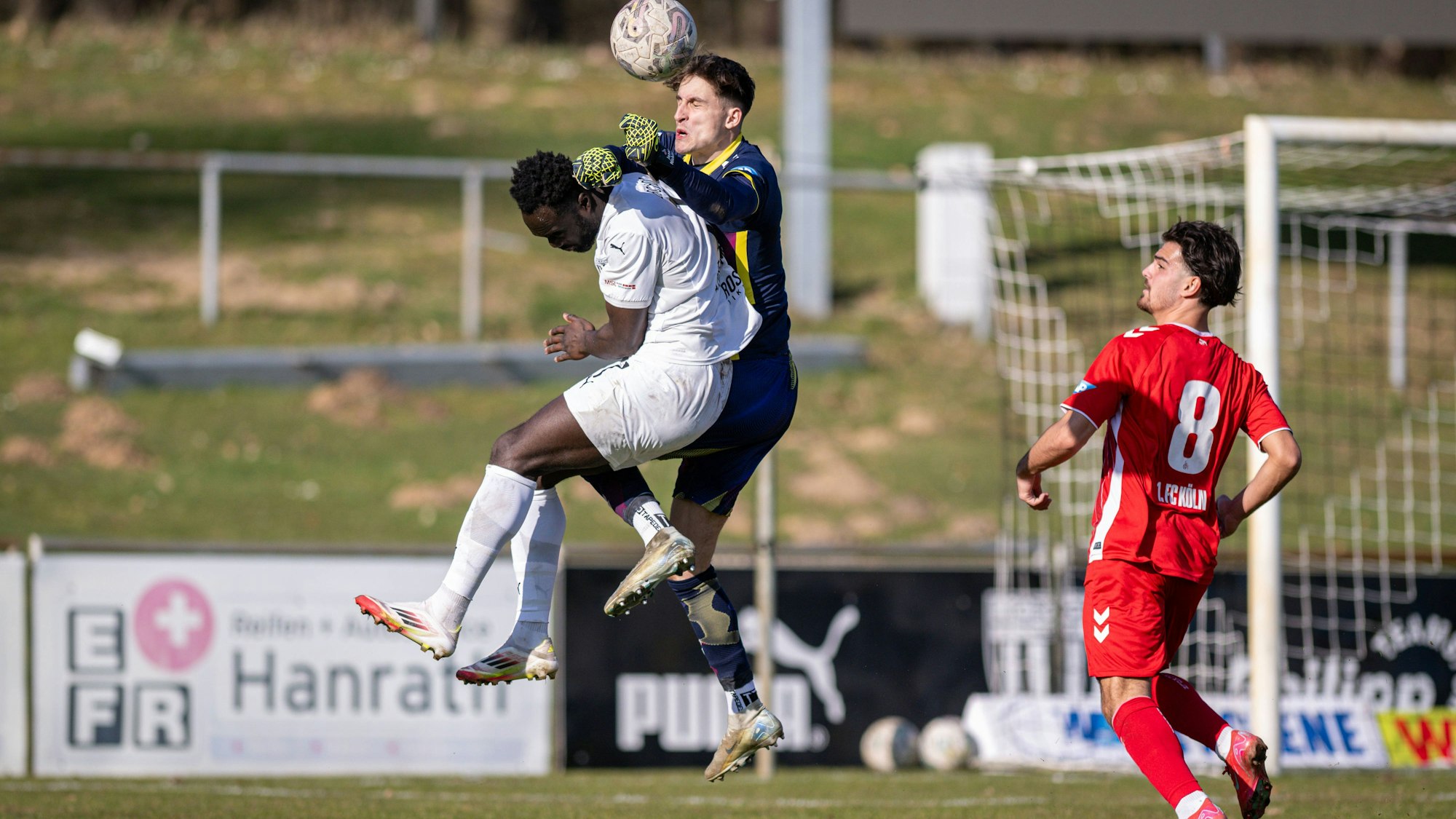 Fussball, Saison 2024/2025, Regionalliga West, 08.03.2025, 25. Spieltag, Herren, 1.FC Bocholt weiss vs. 1.FC Koeln U23 rot /// v.l.: Raphael Assibey-Mensah 1.FC Bocholt, Jonas Nickisch Torwart, 1. FC Koeln U23, Mikail Oezkan 1. FC Koeln U23, Bocholt Stadion am Huenting Nordrhein-Westfalen Deutschland *** Soccer, Season 2024 2025, Regionalliga West, 08 03 2025, 25 Matchday, Men, 1 FC Bocholt white vs 1 FC Koeln U23 red v l Raphael Assibey Mensah 1 FC Bocholt , Jonas Nickisch Goalkeeper, 1 FC Koeln U23 , Mikail Oezkan 1 FC Koeln U23 , Bocholt Stadion am Huenting Nordrhein Westfalen Germany 250308_fb_1fc-bocholt_1fc-koeln-u23_38873