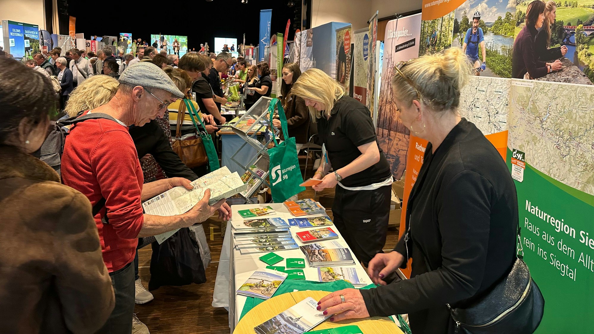 Informationen zu den zahlreichen Rad-Routen im Rhein-Sieg-Kreis gab es an einem der Stände.