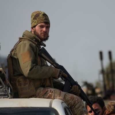 Die syrischen Streitkräfte rücken in die Dörfer im Umland von Latakia vor, um gegen Anhänger des gestürzten syrischen Präsidenten Assad zu kämpfen.