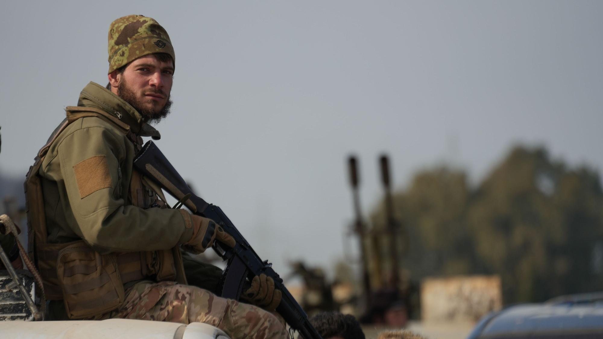 Die syrischen Streitkräfte rücken in die Dörfer im Umland von Latakia vor, um gegen Anhänger des gestürzten syrischen Präsidenten Assad zu kämpfen.