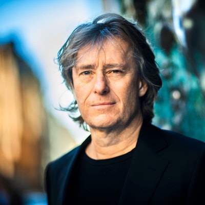 Anders Hillborg im Schulterporträt, er trägt ein schwarzes Sakko zum schwarzen T-Shirt