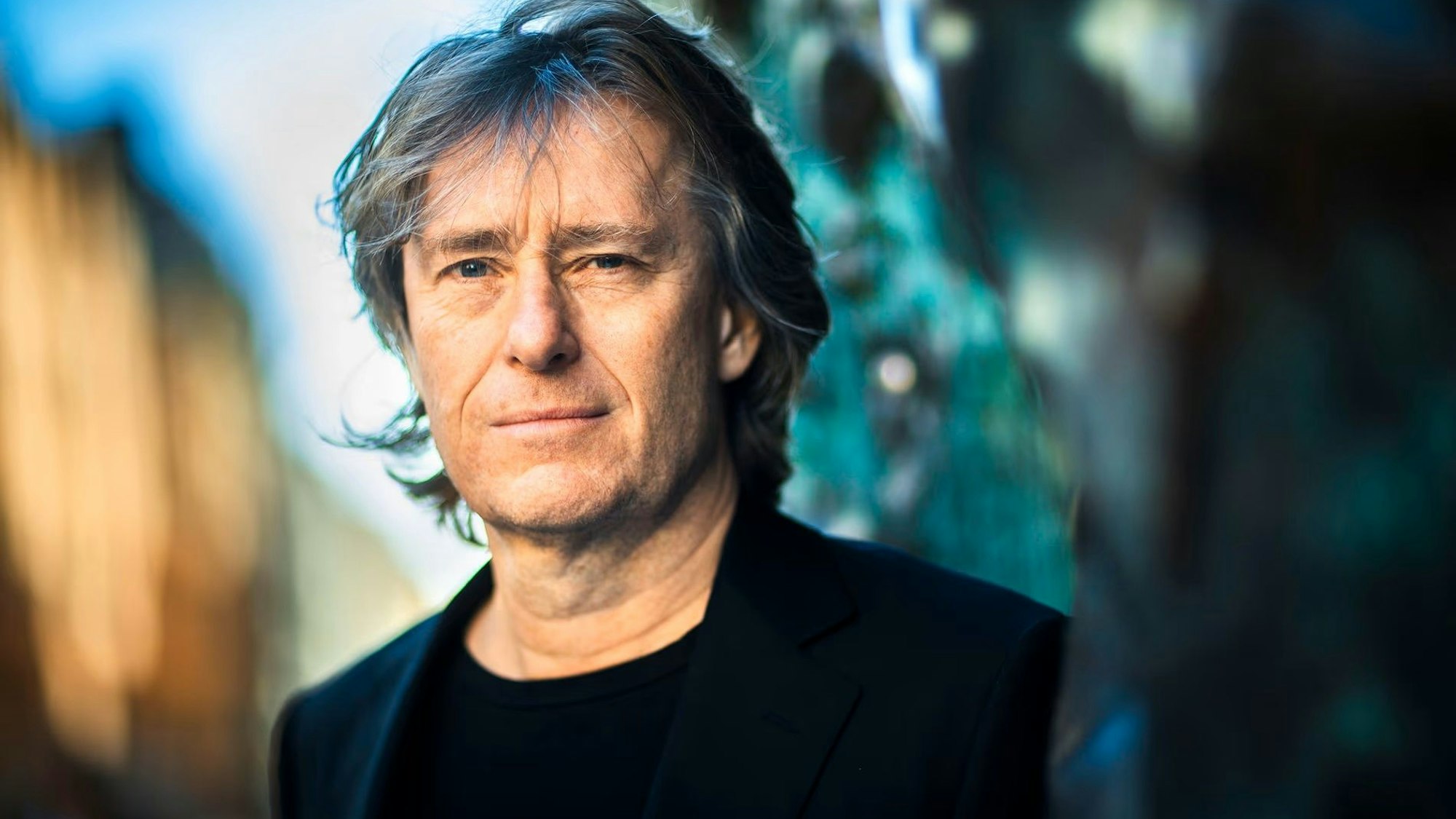 Anders Hillborg im Schulterporträt, er trägt ein schwarzes Sakko zum schwarzen T-Shirt