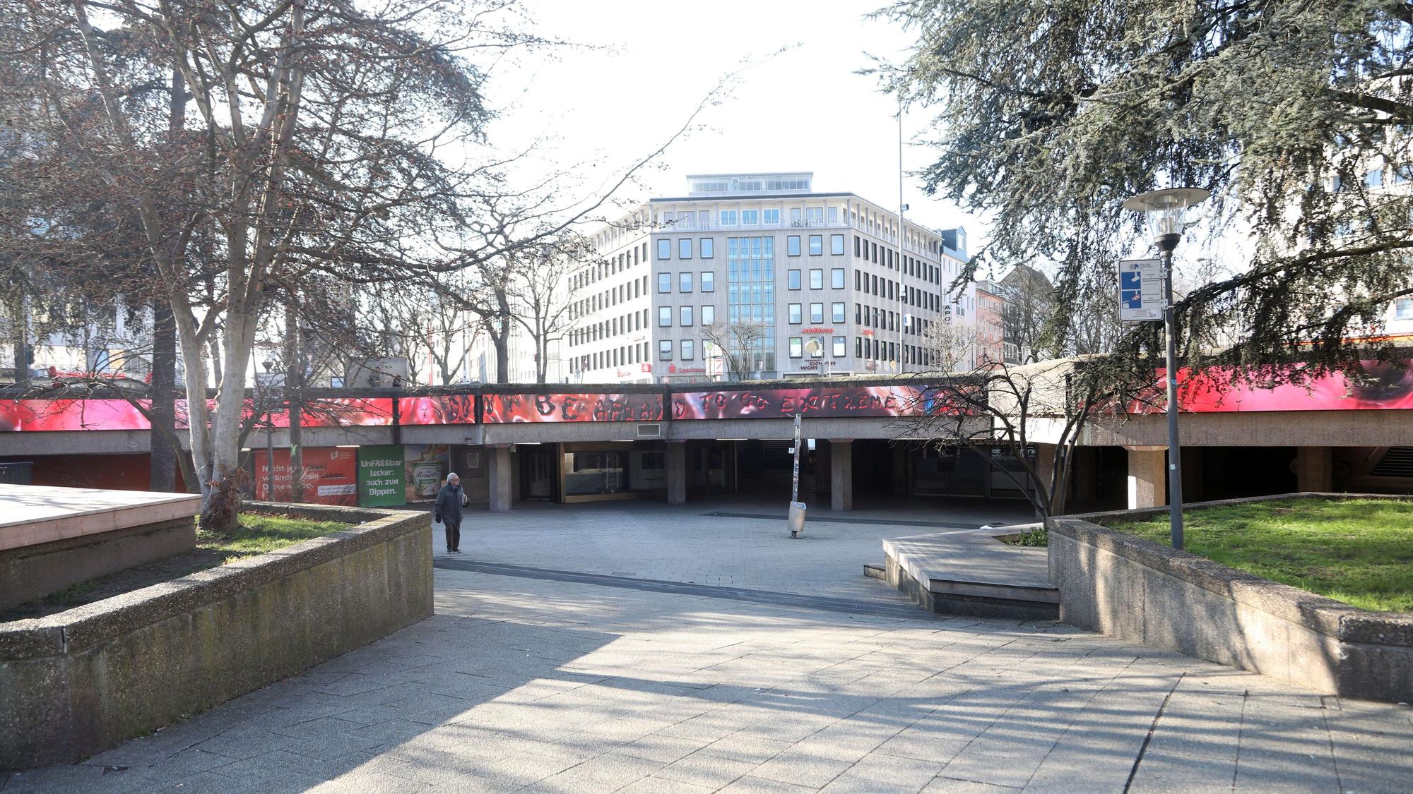 Dunkler Zugang am Ebertplatz.