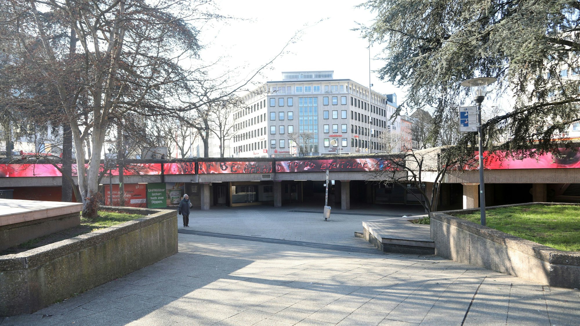 Dunkler Zugang am Ebertplatz.