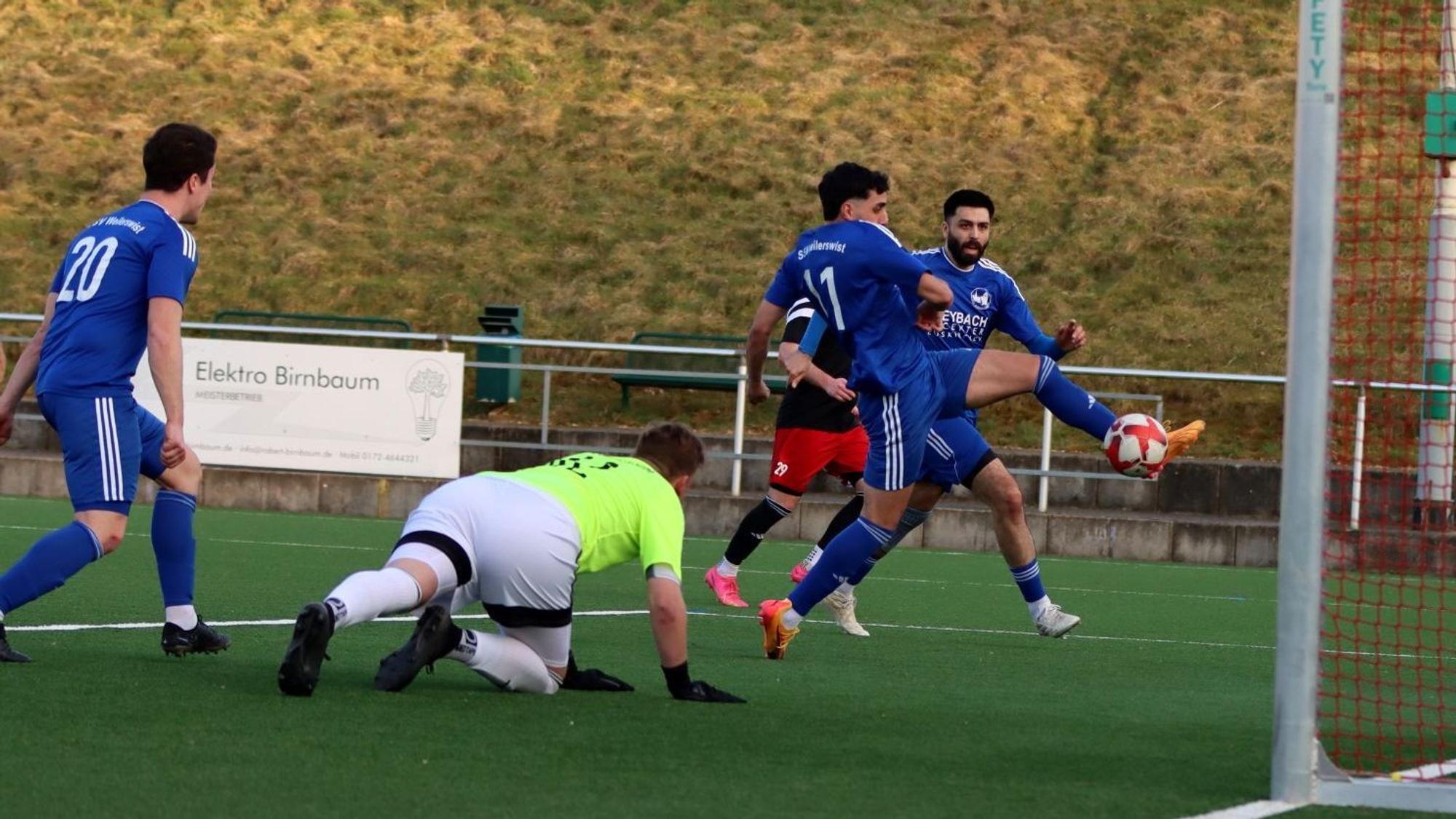 Patrick Hinsch erzielt gegen Lommersum ein Tor. Mit einem ausgestreckten Fuß kommt er an den Ball, der Torwart ist schon geschlagen.