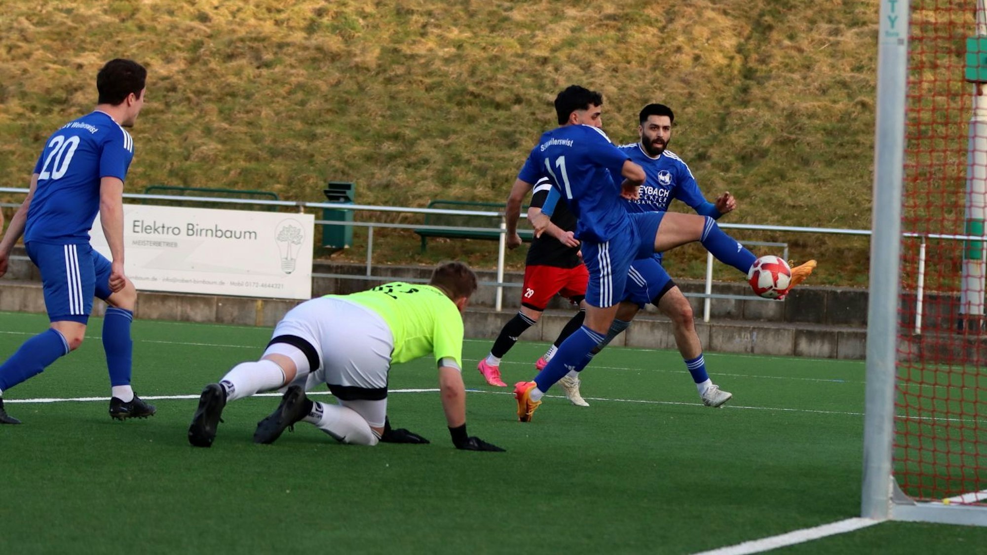 Nach einem langen Freistoß kommt Patrick Hinsch an den Ball und erzielt das 3:2. Der Lommersumer Torwart liegt geschlagen auf dem Boden.