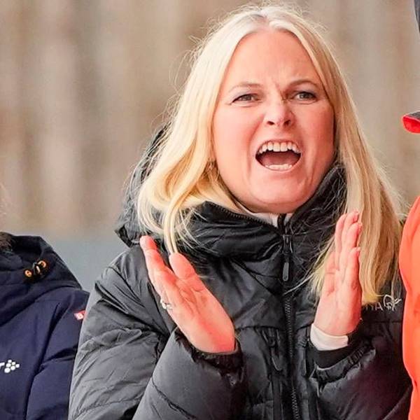 Kronprinzessin Victoria und Kronprinzessin Mette-Marit applaudieren.