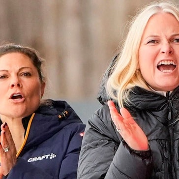 Kronprinzessin Victoria und Kronprinzessin Mette-Marit jubeln während des 50-km-Laufs der Frauen bei den Skiweltmeisterschaften in Trondheim.