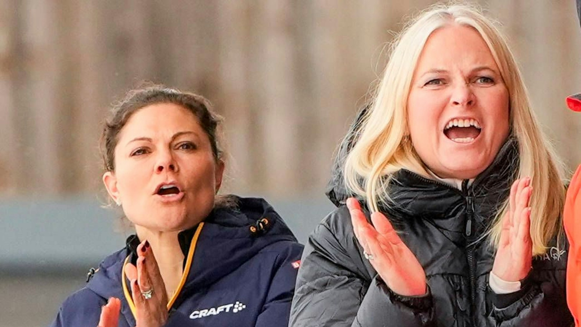 Kronprinzessin Victoria und Kronprinzessin Mette-Marit applaudieren.