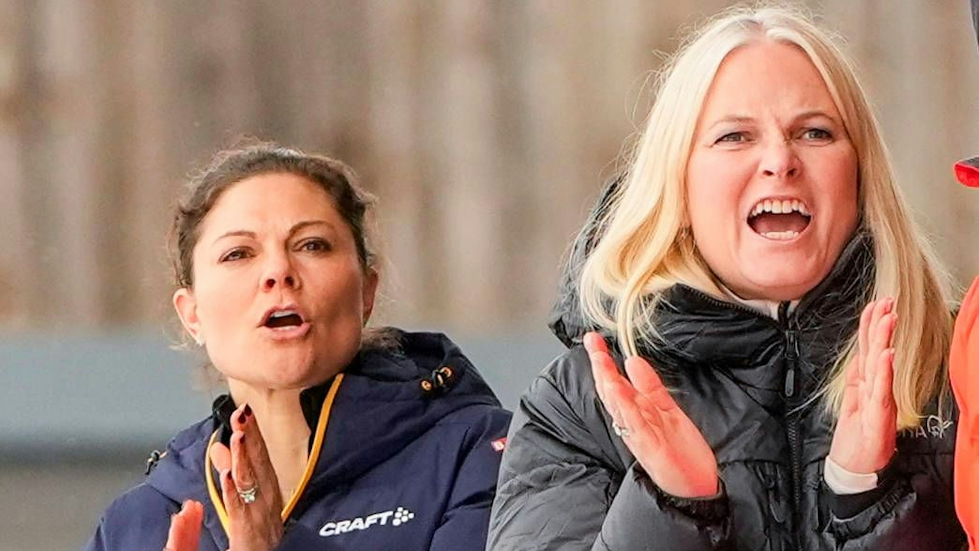 Kronprinzessin Victoria und Kronprinzessin Mette-Marit jubeln während des 50-km-Laufs der Frauen bei den Skiweltmeisterschaften in Trondheim.