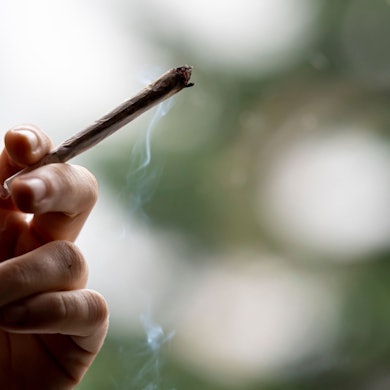 Eine Person raucht einen Joint. Mehrheit der Deutschen gegen eine Abschaffung des Cannabisgesetzes