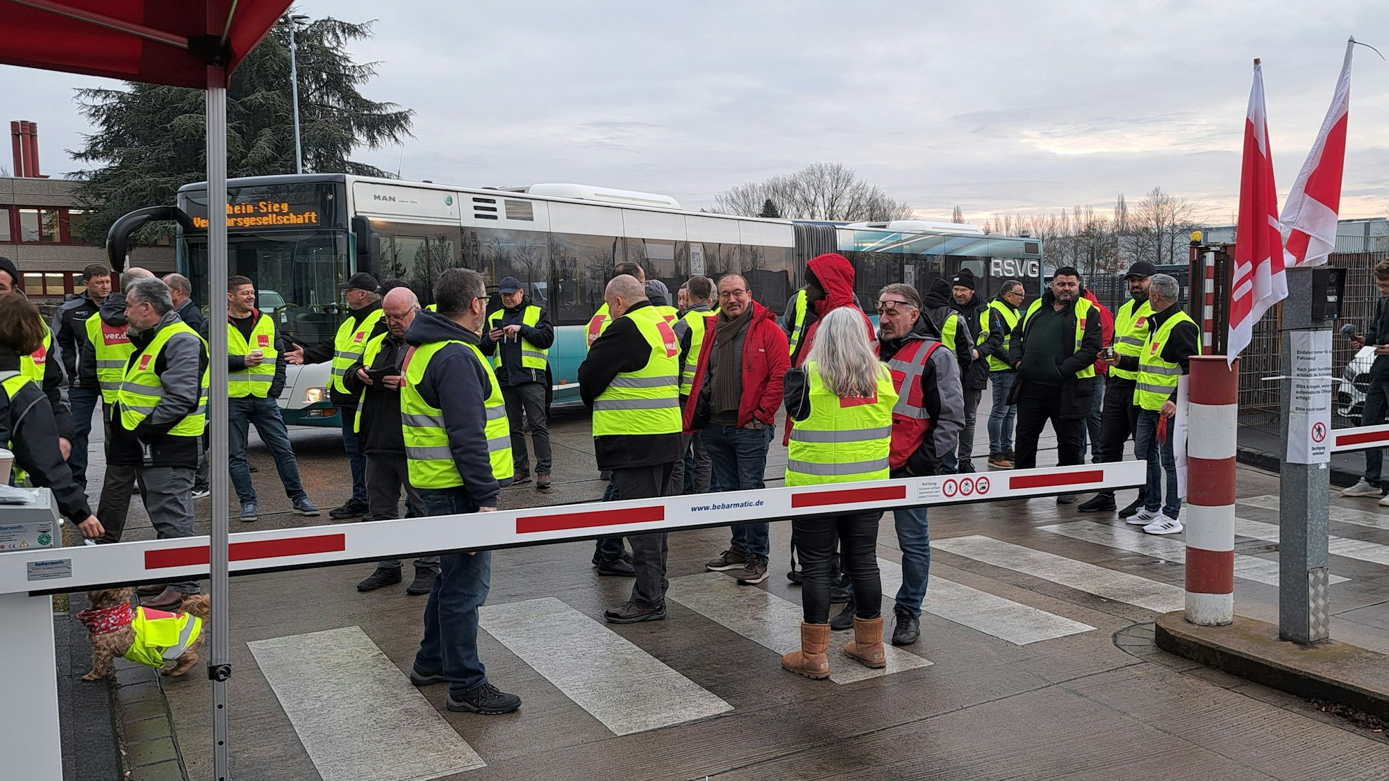 Streikende Beschäftigte der RSVG stehen an der Zufahrt zum Betriebshof des Verkehrsunternehmens in Hennef.
