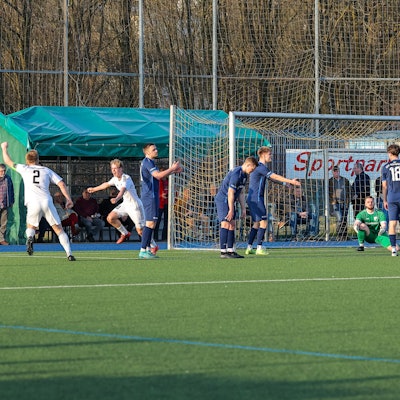 Doie Nümbrechter sind am Boden oder diskutieren wie es zu dem Tor gekommen sein kann, während die Gäste jubelnd über den Platz stürmen.