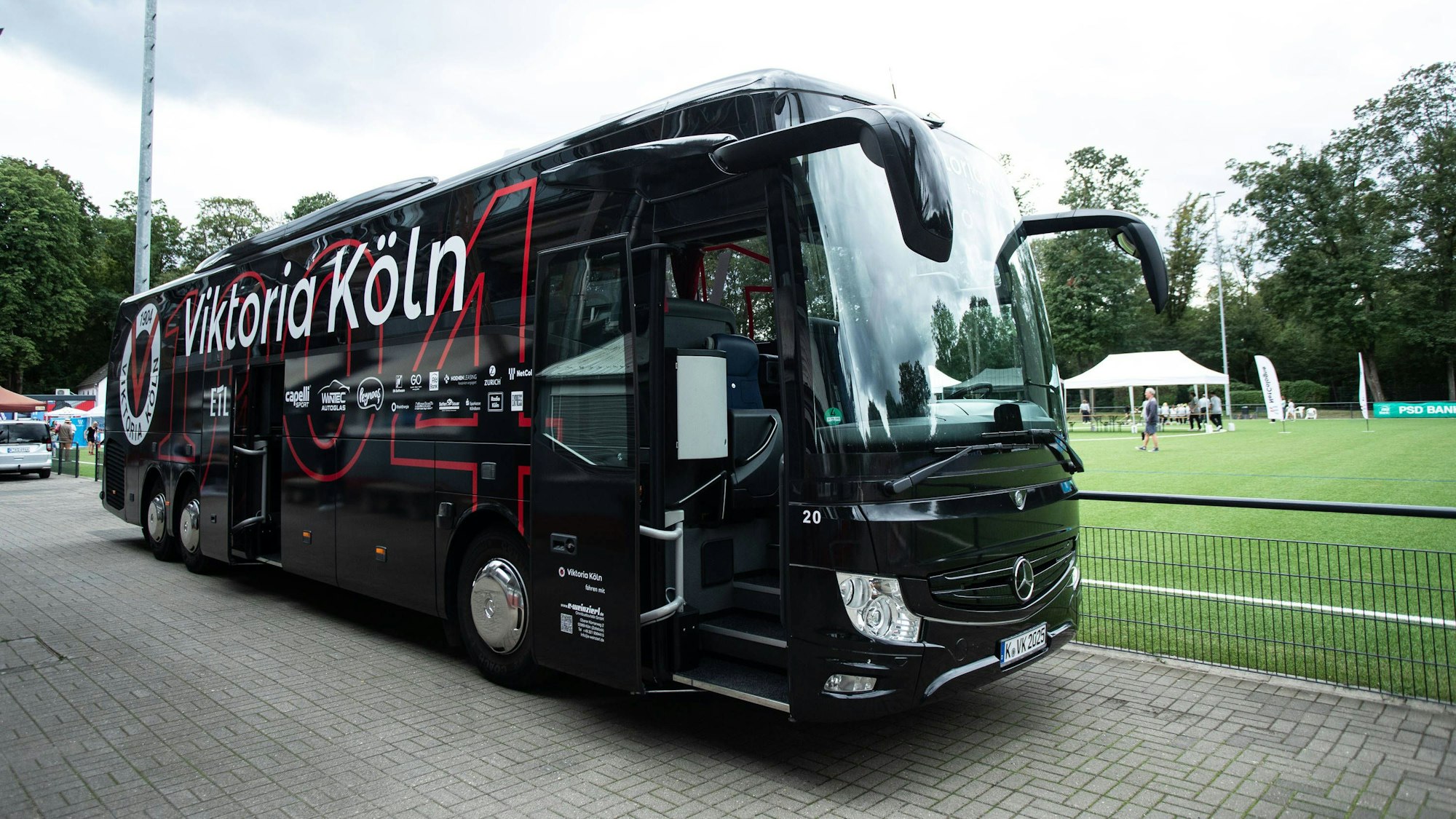 Der Mannschaftsbus von Viktoria Köln
