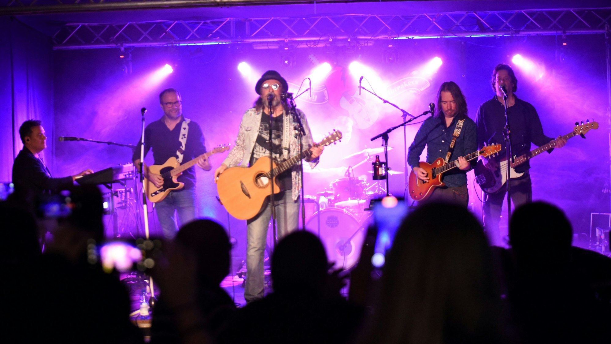 The Pretty Heartbreakers stehen auf der Bühne