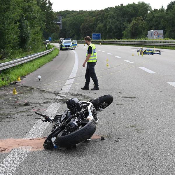 Nach einem schweren Verkehrsunfall auf einer Autobahn liegt ein Motorrad auf der Strecke. (Symbolfoto)