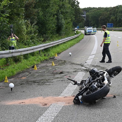 Ein Motorrad liegt nach einem Unfall auf der Fahrbahn einer Autobahn.