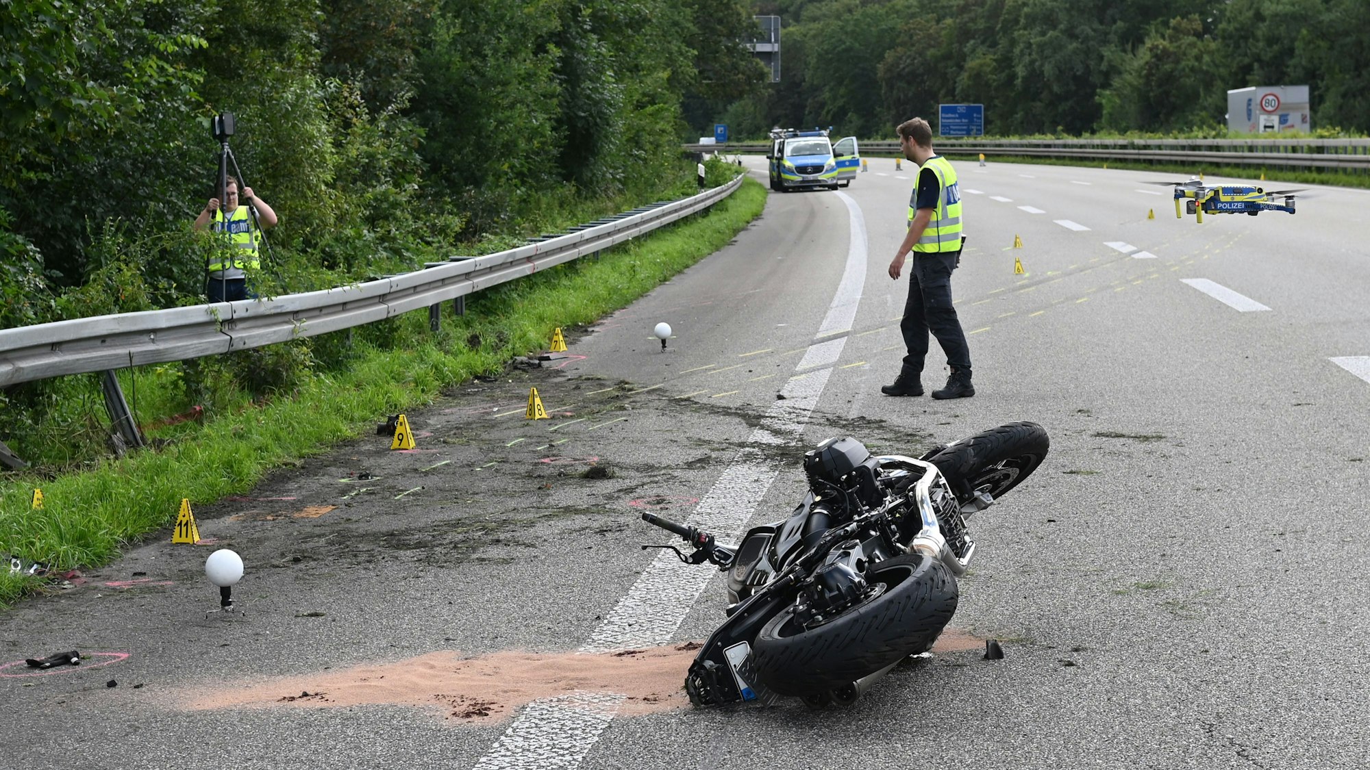 Nach einem schweren Verkehrsunfall auf einer Autobahn liegt ein Motorrad auf der Strecke. (Symbolfoto)