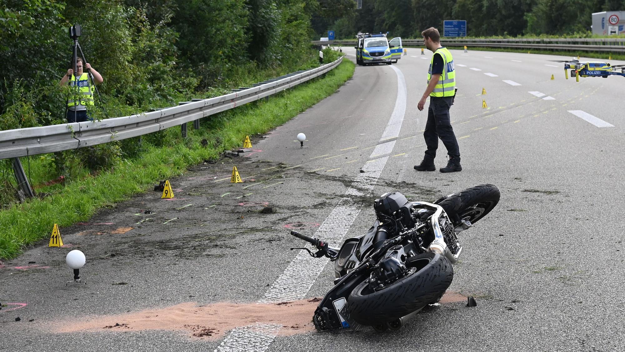 Ein Motorrad liegt nach einem Unfall auf der Fahrbahn einer Autobahn.
