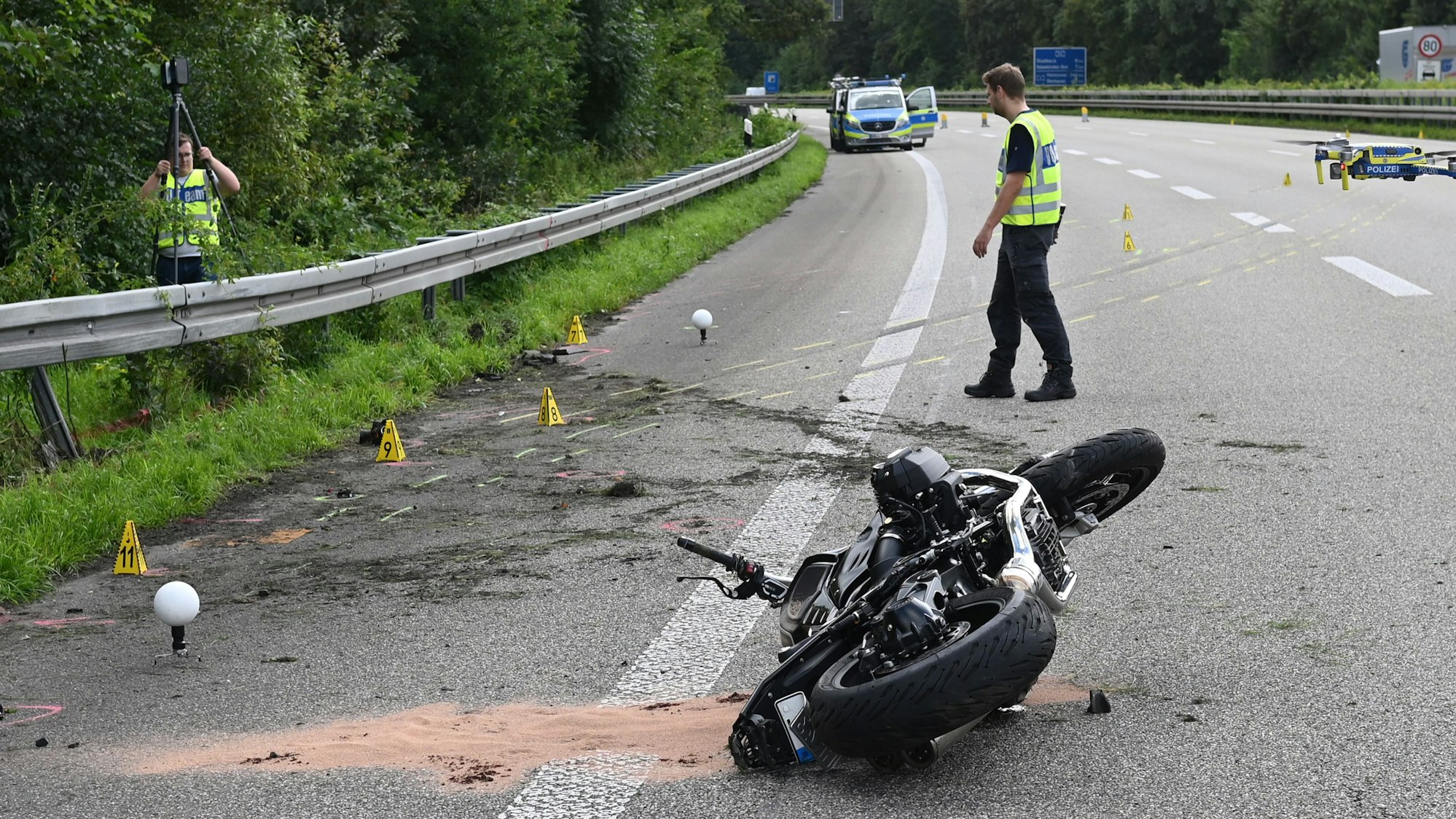 Ein Motorrad liegt nach einem Unfall auf der Fahrbahn einer Autobahn.