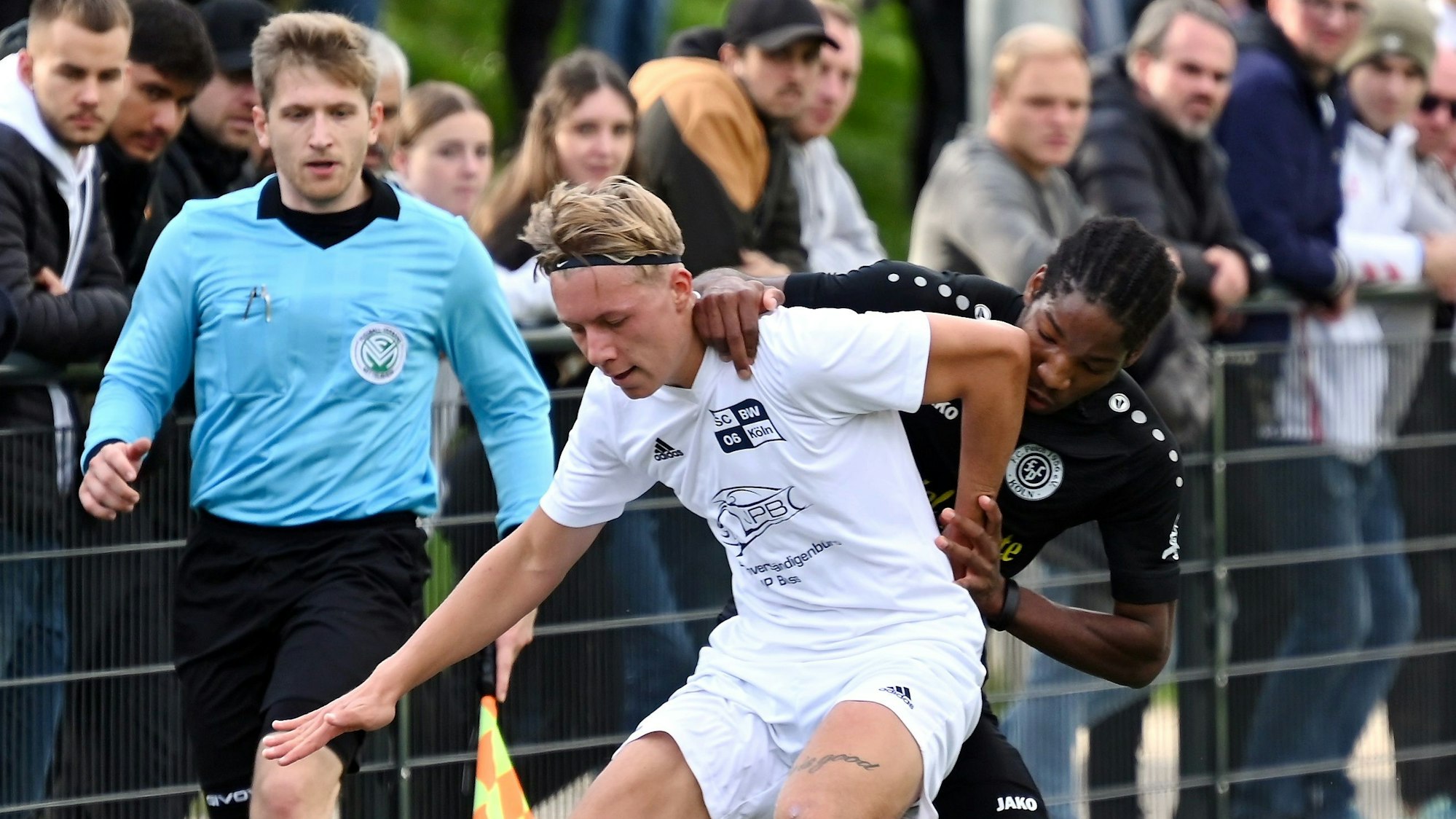 03.10.2022-Fussball-Blau Weiß Köln - FC Pesch
Kreispokal-Finale 22/23
vorne: Niklas Lohrer (Köln)
rechts: Gabriel Nbongo (Pesch)
Foto: Uli Herhaus