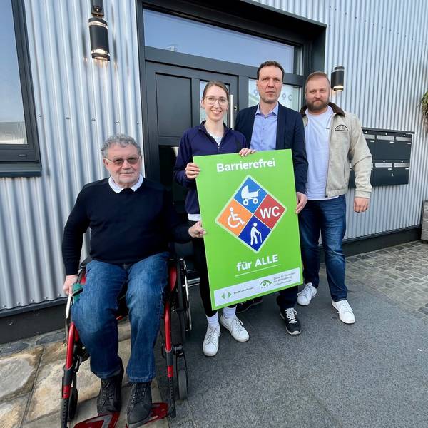 Vier Menschen mit Plakat