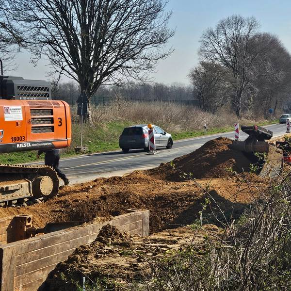 Zu sehen ist eine Baustelle neben einer befahrenen Straße.