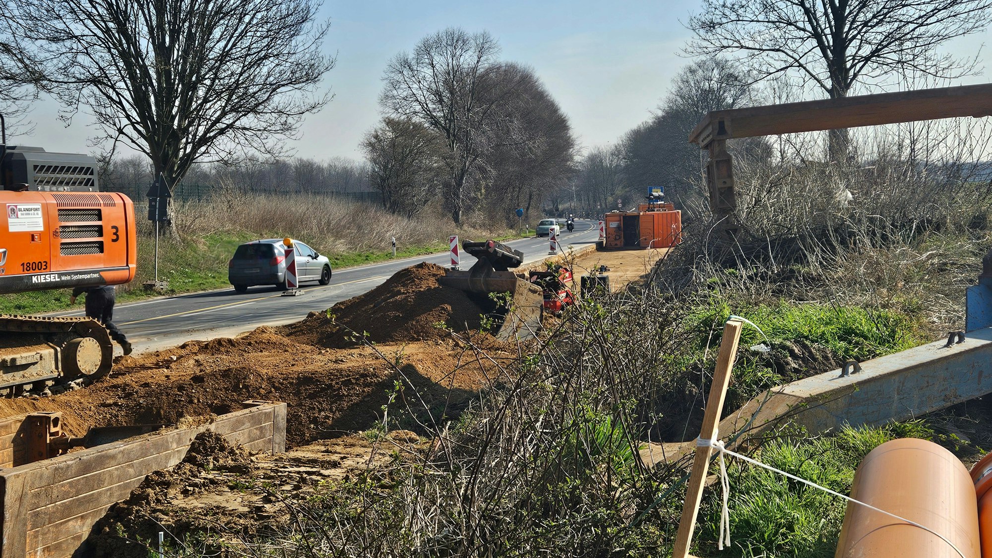 Zu sehen ist eine Baustelle neben einer befahrenen Straße.