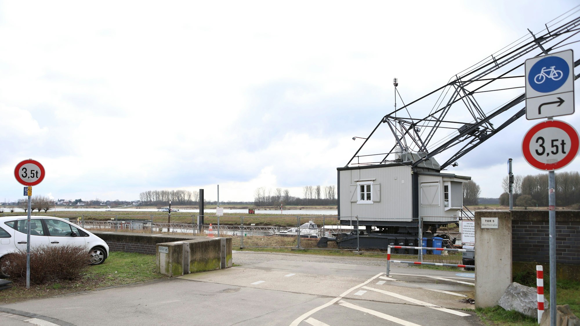 Hitdorfer Hafen mit Kran