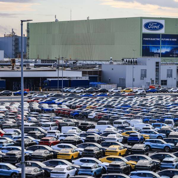 Neuwagen stehen vor dem Ford Verkauf einem Parkplatz.