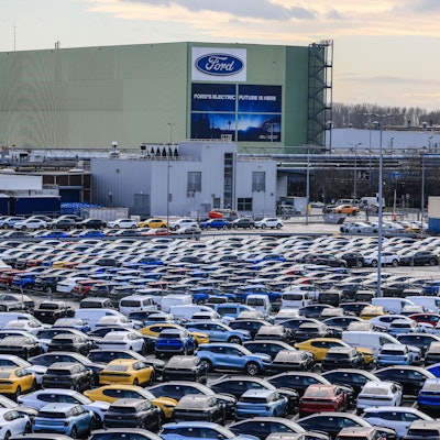 Neuwagen stehen vor dem Ford Verkauf einem Parkplatz.