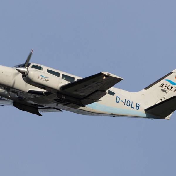 Eine Cessna 404 (Symbolfoto) fliegt enge Schleifen über dem Rheinland.