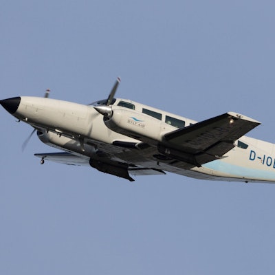 Eine Cessna 404 (Symbolfoto) fliegt enge Schleifen über dem Rheinland.