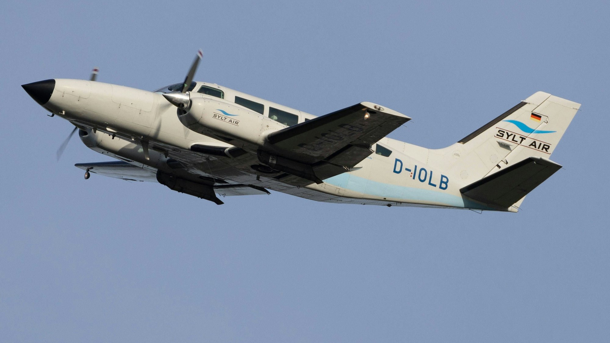 Eine Cessna 404 (Symbolfoto) fliegt enge Schleifen über dem Rheinland.