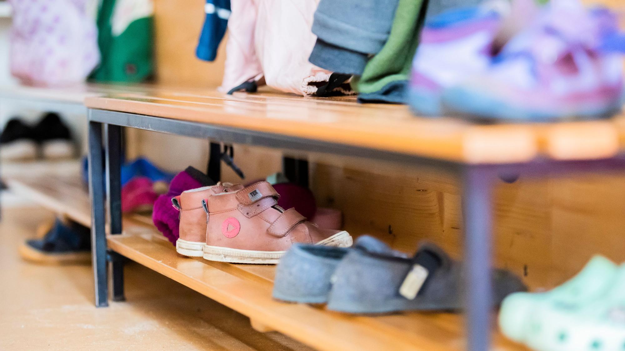 Schuhregale in Kölner Kitas bleiben am Mittwoch voraussichtlich leer. (Archivbild)